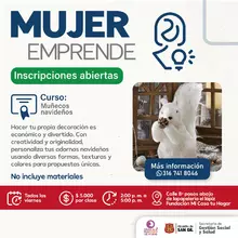 Mujer emprende curso Muñecos Navideños