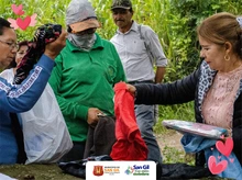 Obsequios y prendas de la DIAN para adultos, hogares y familias de la vereda Bejaranas Alto