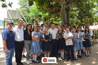 Entrega de más de 500 computadores a estudiantes del área urbana y rural del municipio de san Gil