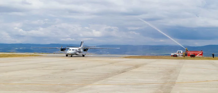 Aterrizaje del primer vuelo chárter comercial en el nuevo aeropuerto Los Pozos